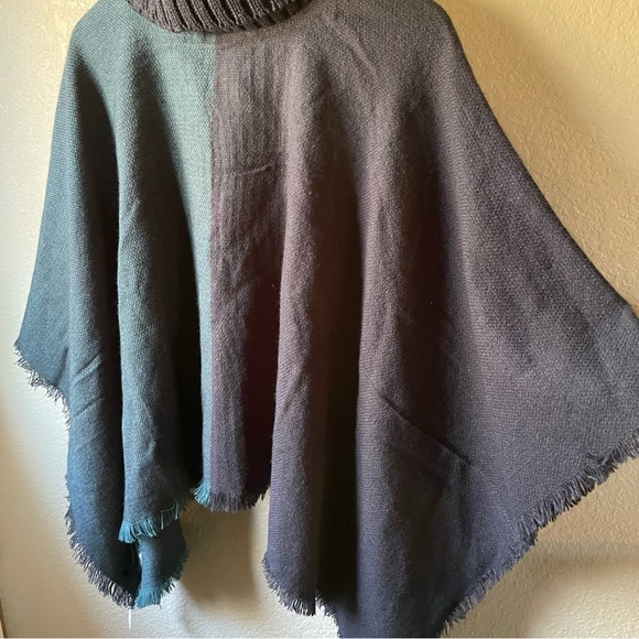 Tahari NWT Blue Colorblock Woven Turtleneck Fringe Trim Poncho One Size - Picture 4 of 7